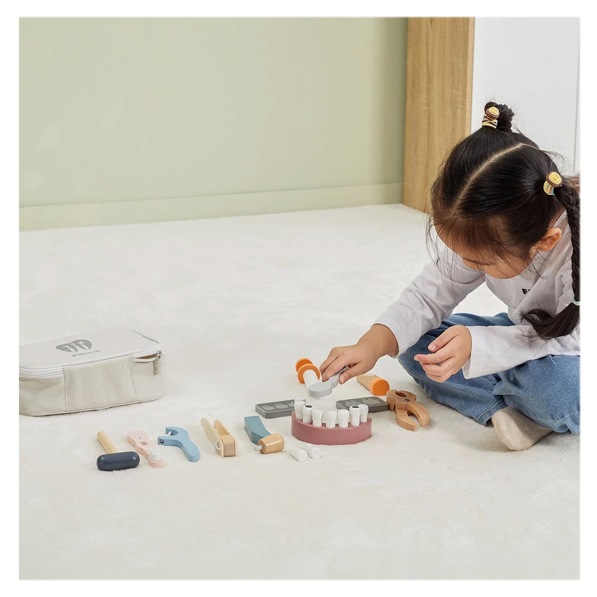 Trusa de dentist cu instrumente din lemn – Viga Toys Trusa de dentist cu instrumente din lemn, culoare: Multicolor, dimensiune: 22x16x7 cm – fotografie produs