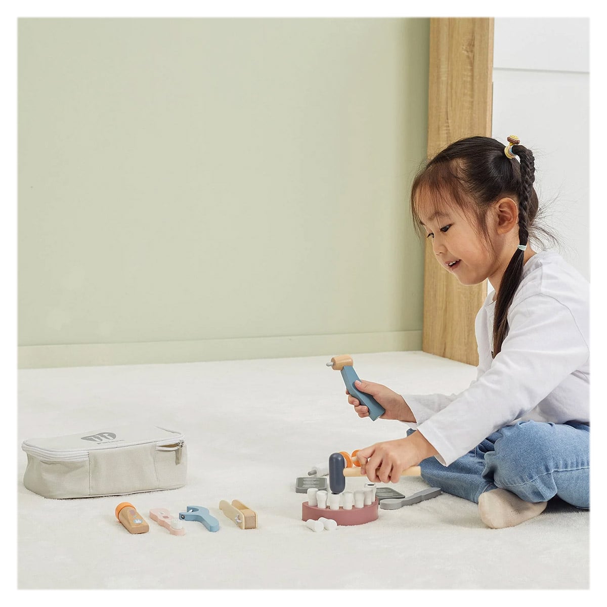 Trusa de dentist cu instrumente din lemn – Viga Toys Trusa de dentist cu instrumente din lemn, culoare: Multicolor, dimensiune: 22x16x7 cm – fotografie produs