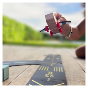 Runway, pista aeroport Waytoplay cu avion din lemn, culoare: Multicolor, dimensiune: 13x3x5 cm – fotografie produs