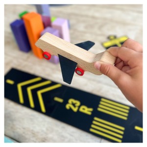 Runway, pista aeroport Waytoplay cu avion din lemn, culoare: Multicolor, dimensiune: 13x3x5 cm – fotografie produs