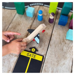 Runway, pista aeroport Waytoplay cu avion din lemn, culoare: Multicolor, dimensiune: 13x3x5 cm – fotografie produs