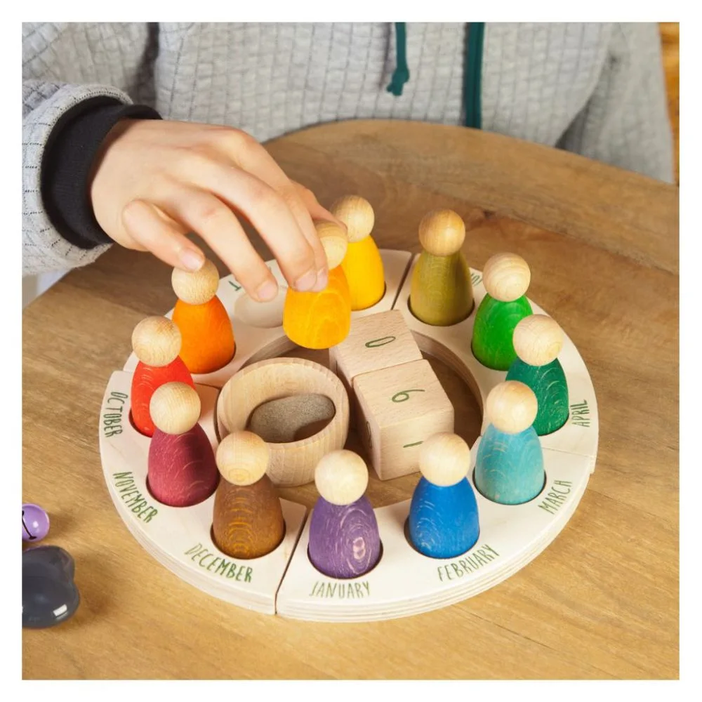 Calendar Waldorf, lunile lb. engleza, Grapat Calendar Waldorf, lunile lb. engleza, Grapat, culoare: Multicolor, dimensiune: cutie, 24x17x7 cm – fotografie produs